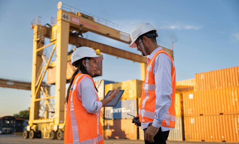 Two logistics workers having a discussion
