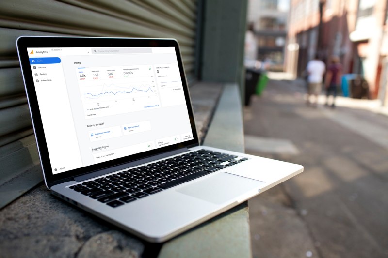 Laptop outside on loading dock in alleyway showing diminishing website analytics.